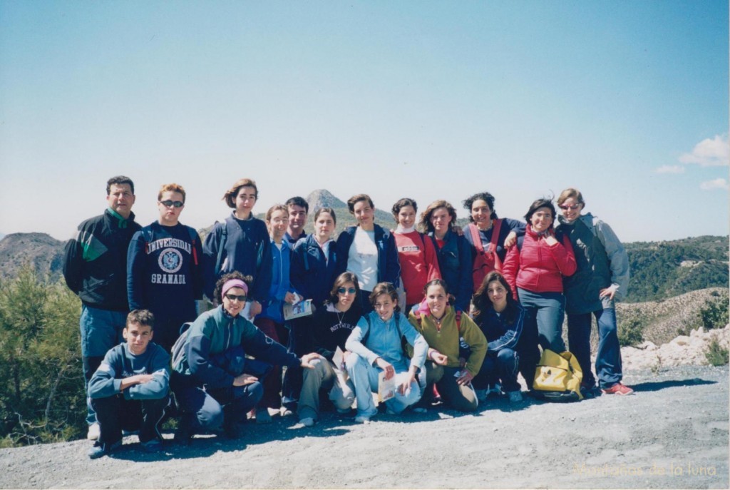 Foto de grupo con el Agudo detrás