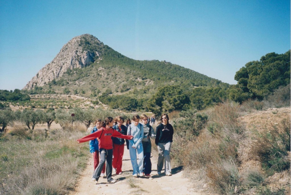 Junto a la Casa del Agudo, atrás qestá dicho pico