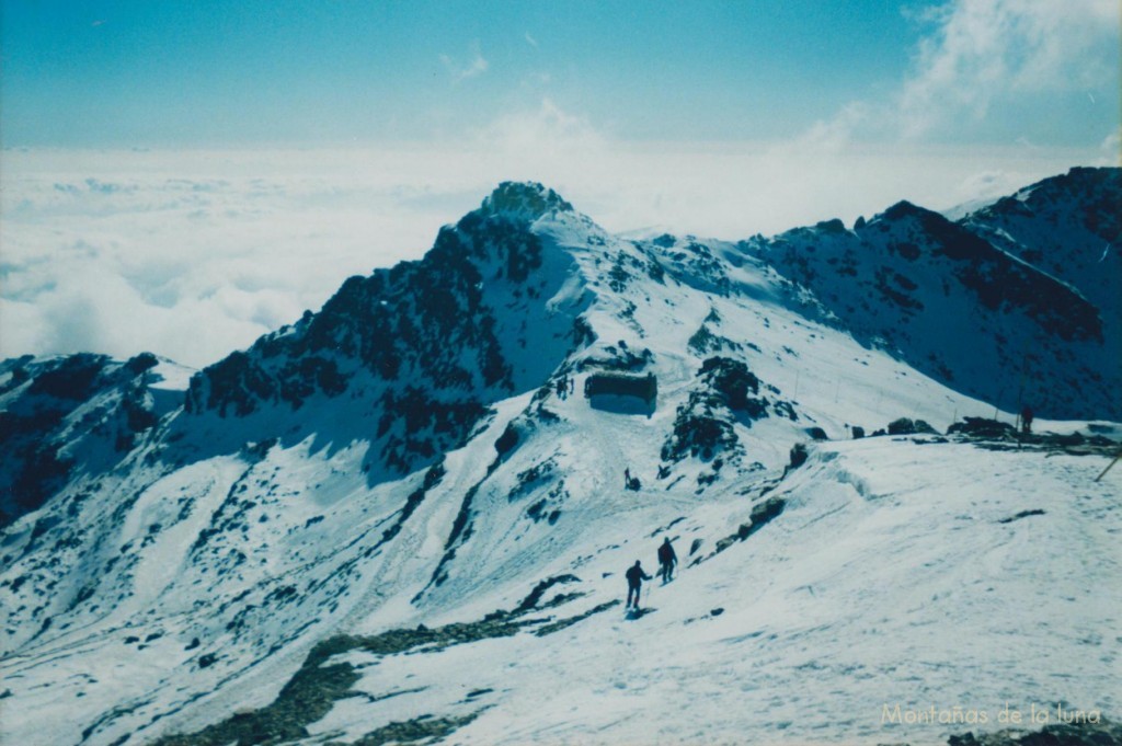 Llegando a La Carihuela o Collado del Veleta a 3.229 mts. de altitud, con su refugio-vivac y el comienzo de los Tajos de La Virgen