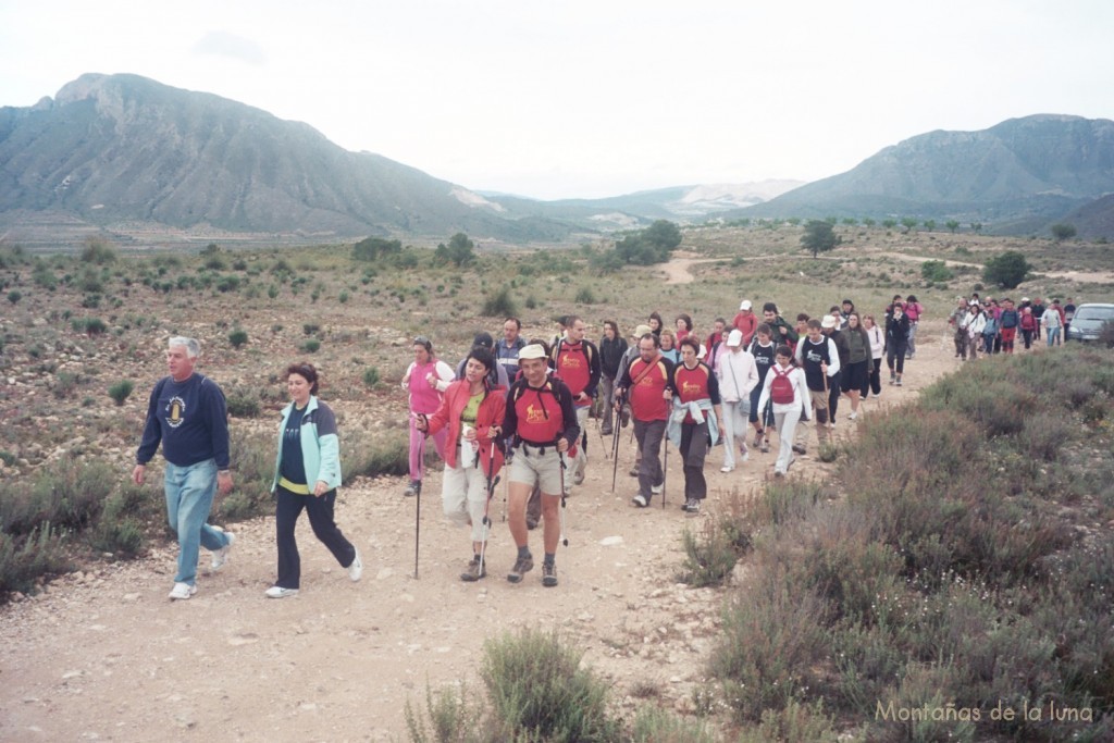 Marcha saliendo de Barbarroja, a la izquierda El Cantón y a la derecha la Peña Gorda, al fondo las canteras de la Sierra del Coto