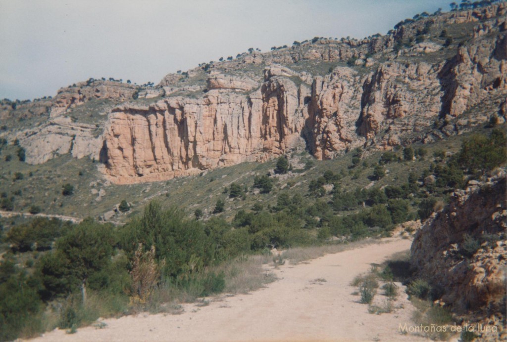 Paredes sobre el camino al Caramucel