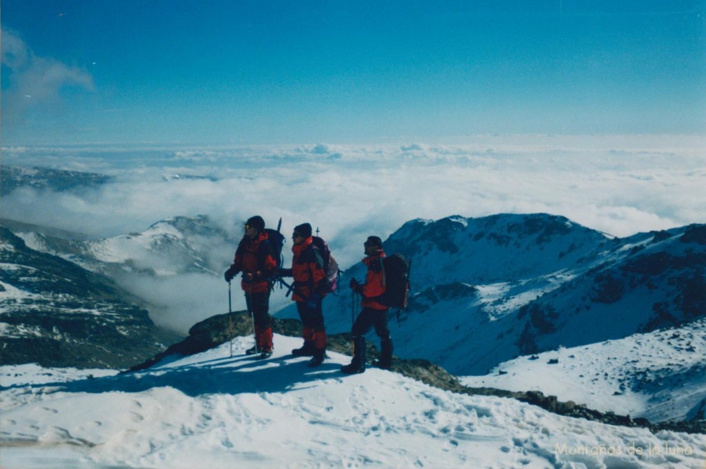 Quique, Antonio y Jesús en La Carihuela, con un mar de nubes en Las Alpujarras