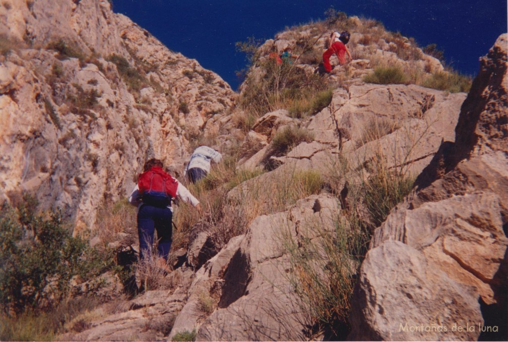 Subiendo por la pared sur del Agudo