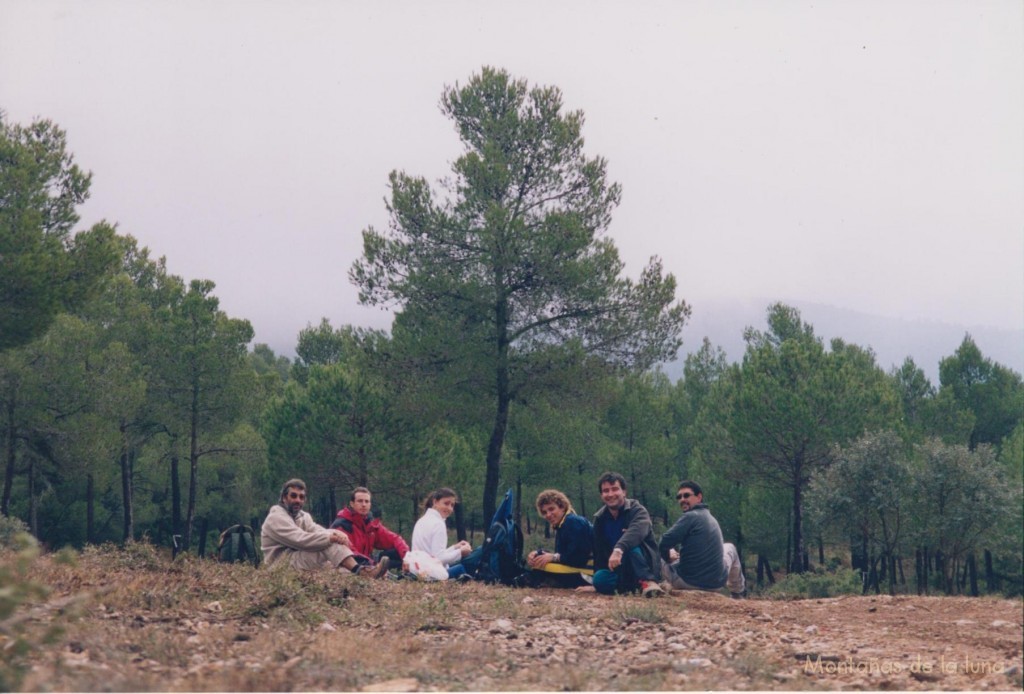 Almuerzo en mitad de la marcha, de izquierda a derecha: amigo de Orihuela, Antonio Cuartero, Dulce Nombre, hijo del amigo de Orihuela, Joaquín y Jesús Santana