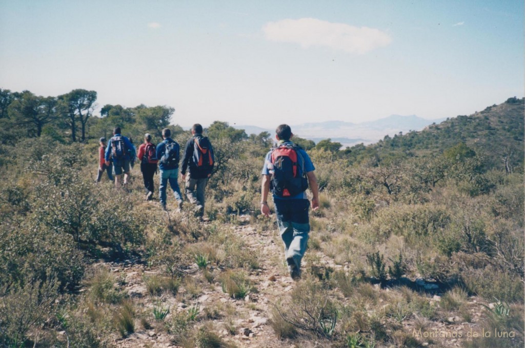 Camino de La Capilla del Fraile, al fondo la Sierra de La Pila