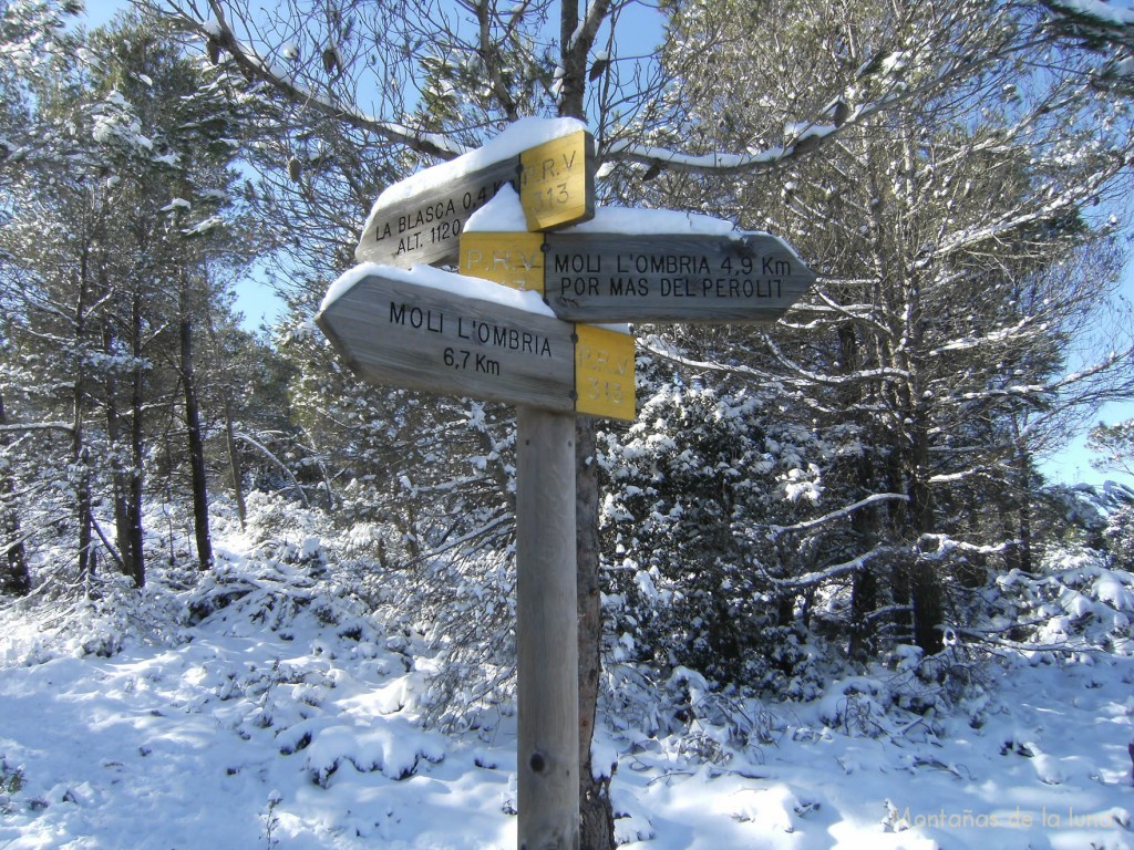 Camino del Molí L'Ombria, poste indicador en el collado al norte de La Blasca