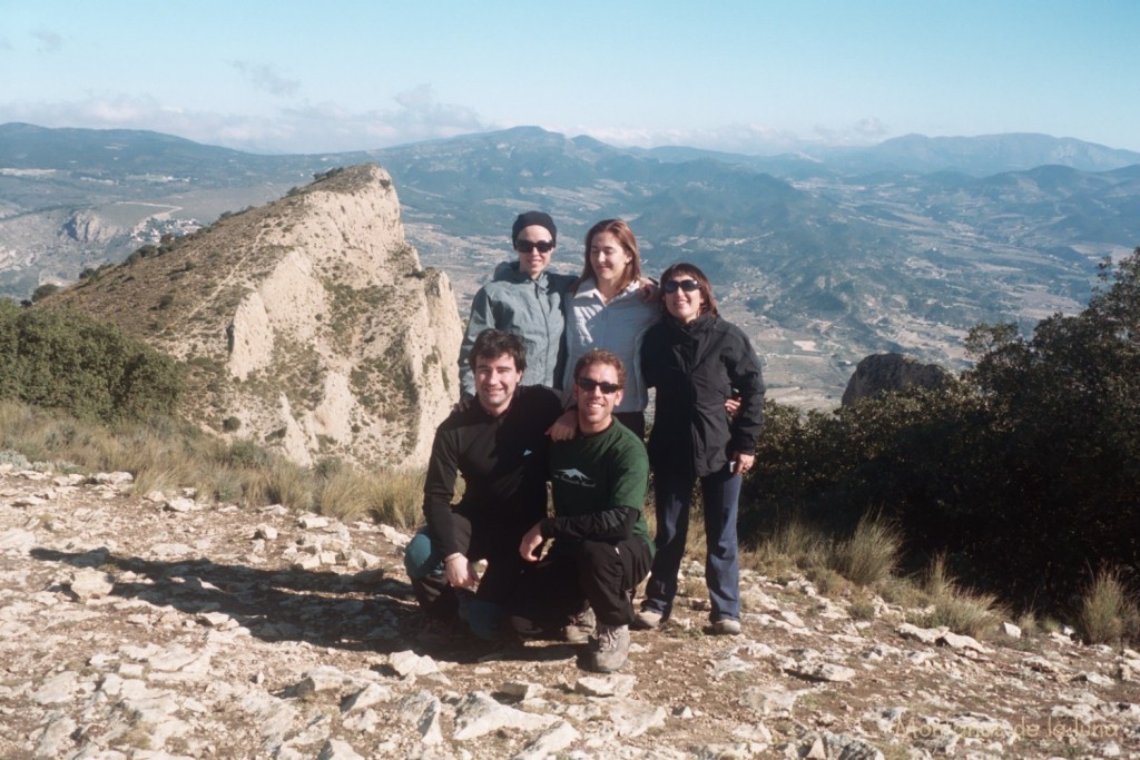 Cima de la Penya Migjorn, 1.226 mts., de izquierda a derecha Joaquín, Gema, Asun, Rubén y Mónica. Detrás de izquierda a derecha: Sierra del Menetjador, Puerto de La Carrasqueta, Els Plans, Montagut y Torremanzanas, seguimiento de la Sierra de La Carrasqueta, Sierra Aitana y parte de la Sierra de La Grana