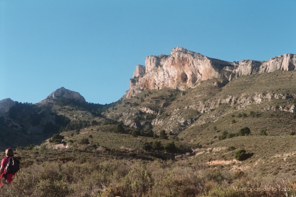 Delante las paredes este de la Penya Migjorn