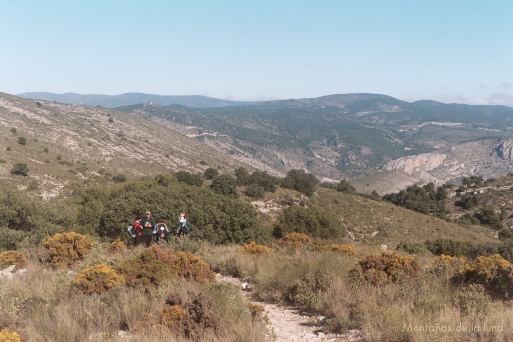 Volviendo a Jijona, delante El Cremat en la Sierra de La Carrasqueta y detrás a la izquierda la Sierra del Menetjador