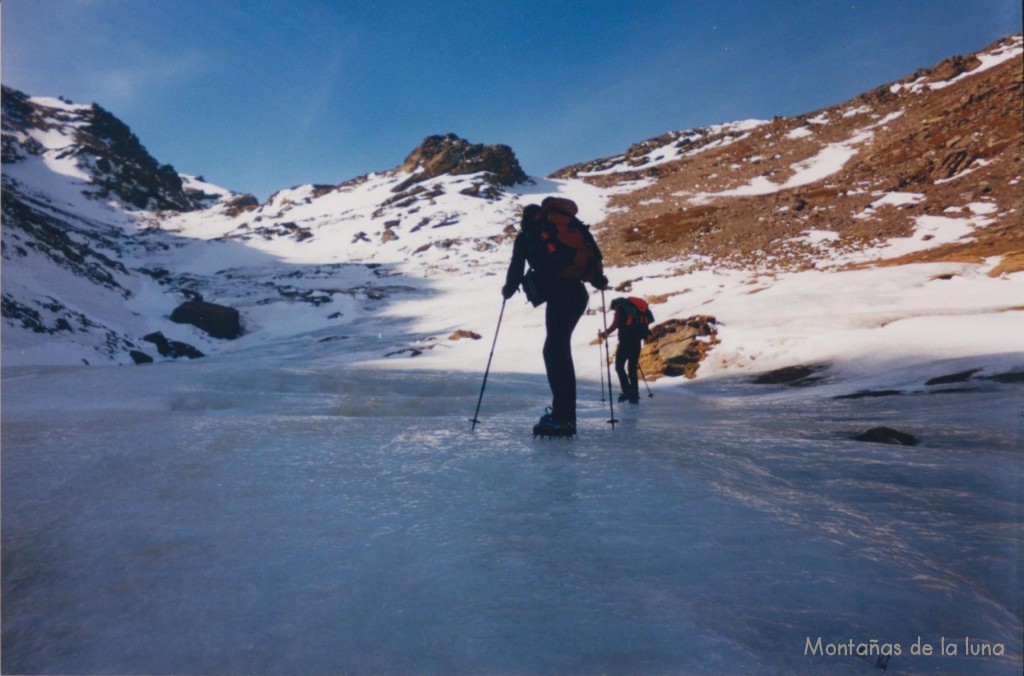 Cruzando el congelado lecho del Río Alhorí