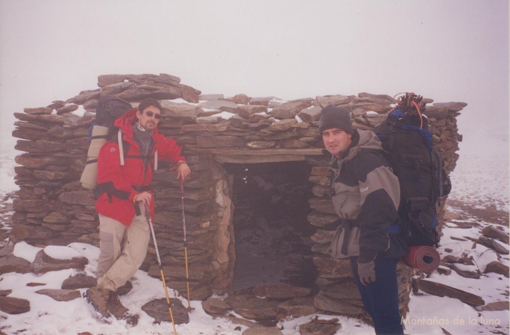 Jesús y Joaquín en el refugio vivac de La Campiñuela