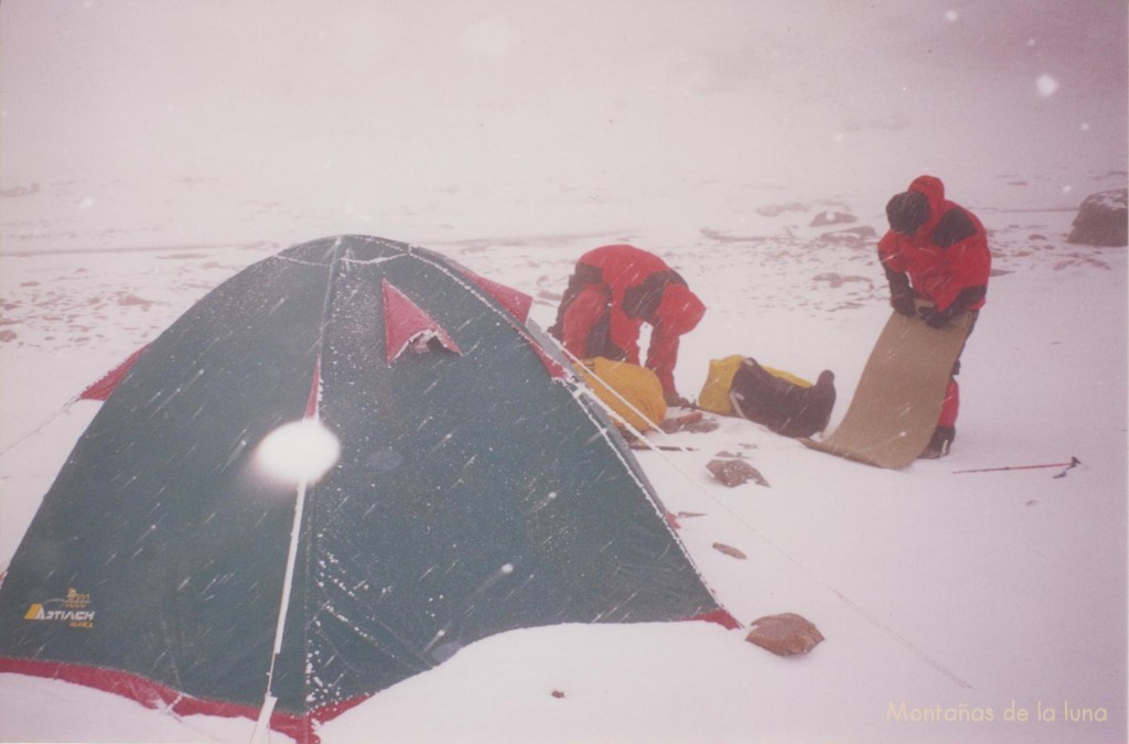 Jesús y Quique desmontando el campamento con la fuerte ventisca