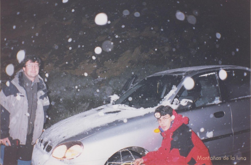 Joaquín y Quique poniendo las cadenas al coche en el Puerto de La Ragua, 2.020 mts.