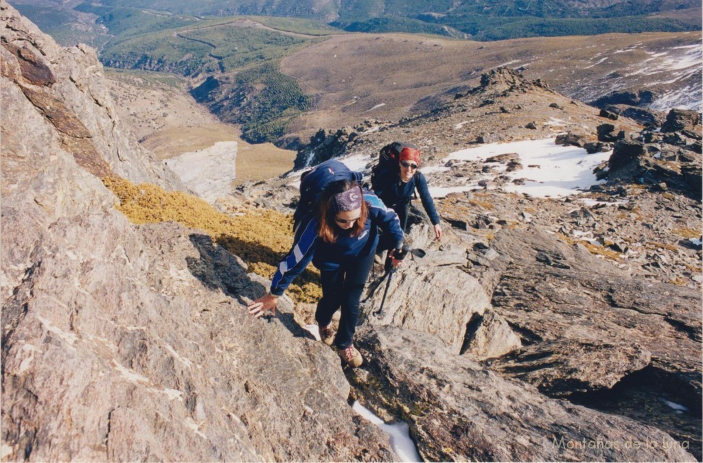 Patri y Sara subiendo por el cordal de la Piedra de La Cima al Picón de Jerez. Detrás se distingue el Refugio Postero Alto entre los cortafuegos y la Loma de Enmedio en centro y derecha