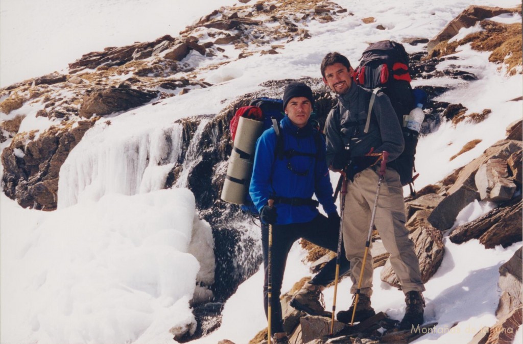 Quique y Jesús entre cascadas de hielo cerca de Chorreras Negras