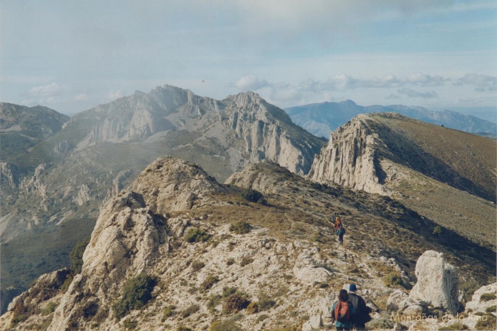 Camino del Pla de La Casa desde La Mallada del Llop, dicho pico delante, al fondo derecha Sierra Mariola con El Montcabrer su pico más alto, y delante a la derecha Regall