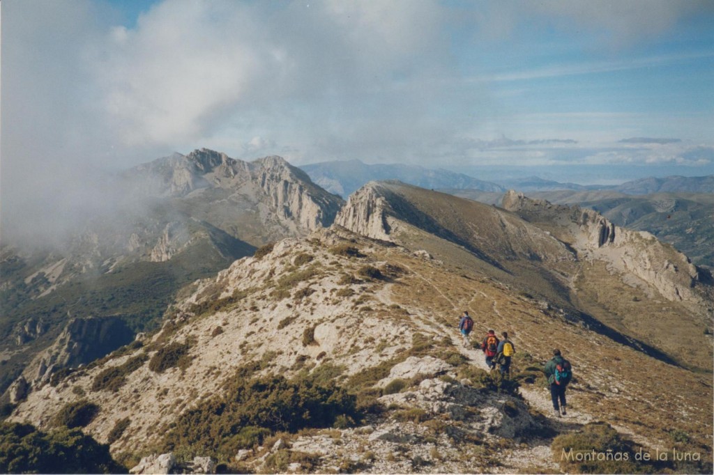 Camino del Pla de La Casa desde La Mallada del Llop, dicho pico a la izquierda entre nubes, en el centro Regall, detrás Sierra Mariola, y la puntita de la derecha el Morret de La Terra Nova