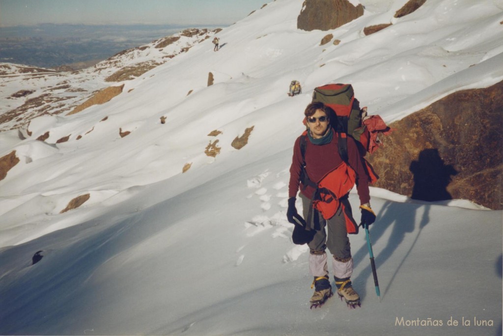 Comenzamos a pisar hielo, delante David subiendo al Elorrieta