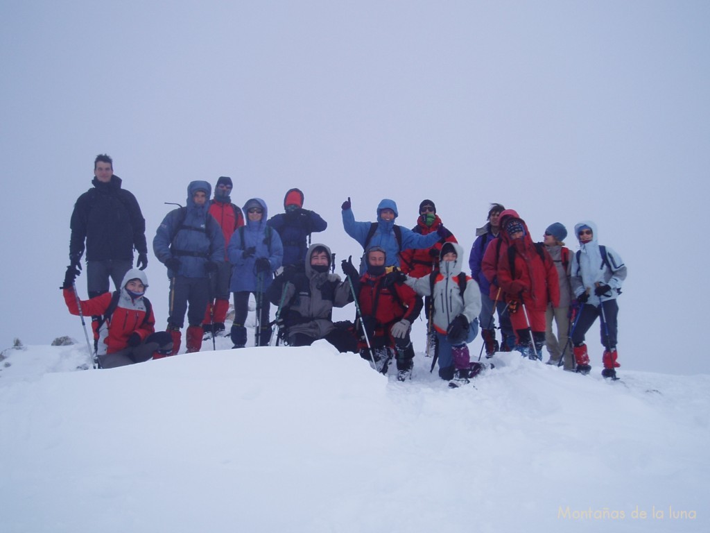 En la cima de Aitana, 1.558 mts. de izquierda a derecha: Adolfo, Maite, Quique, David, Infi, CHus, Joaquín Terrés, Antonio Cuartero, Zaida, Jesús Santana, Sara, Ballester, Gema (tapada por Oli), Oli, María Bernad y María