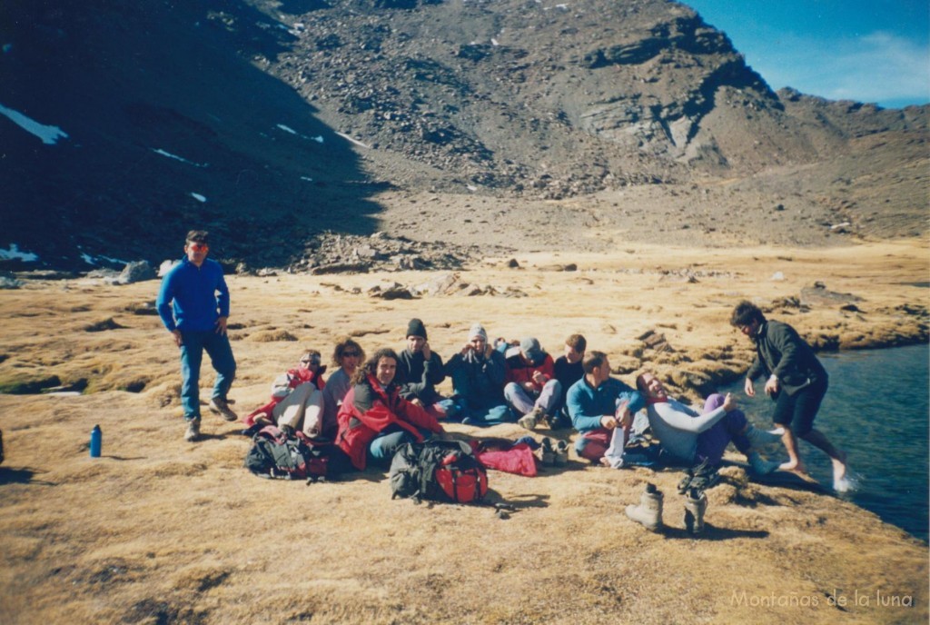 En las orillas de la Laguna Hondera de izquierda a derecha: Quique, ¿Adrián?, Dani el Peque, Ramón, Gonzalo, Tomás, José Antonio, Pepe Díaz, Antonio Cuartero, Miguel Ángel Sala y Joaquín Terrés saliendo de la laguna