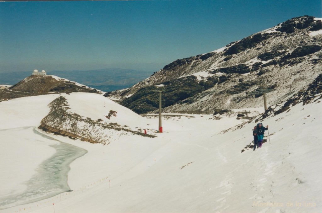 Pasando junto a la Laguna de Las Yeguas con la antigua ubicación de su refugio a la izquierda, y detrás justo el observatorio