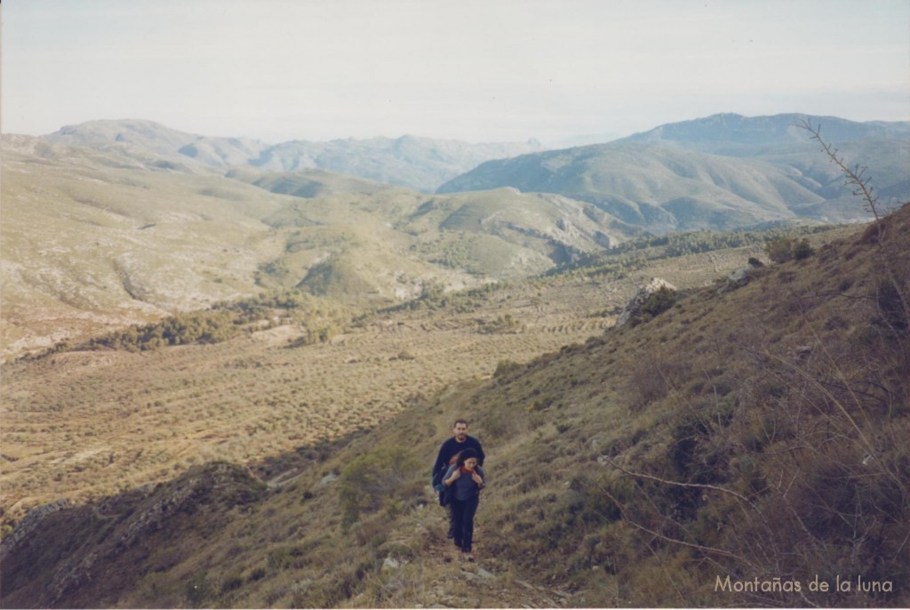 Sara y Alex subiendo a La Mallada del Llop, detrás el Cocoll a la derecha en la Sierra del Carrascal de Parcent, a la izquierda la Sierra de La Carrasca y en el centro al fondo el Penyal de Laguart o Penya Roja