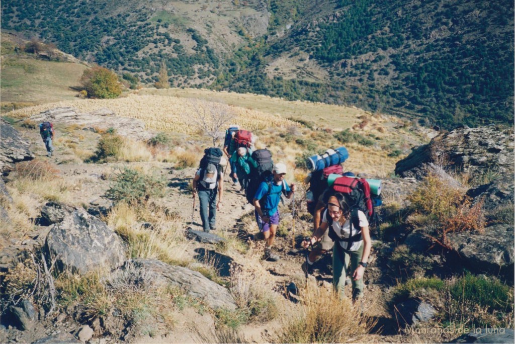 Subiendo a 7 Lagunas, delante Fani y Jesús Santana