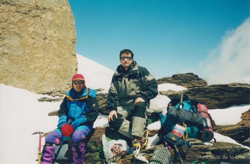 Tomás y Joaquín junto al Refugio Elorrieta, 3.187 mts.