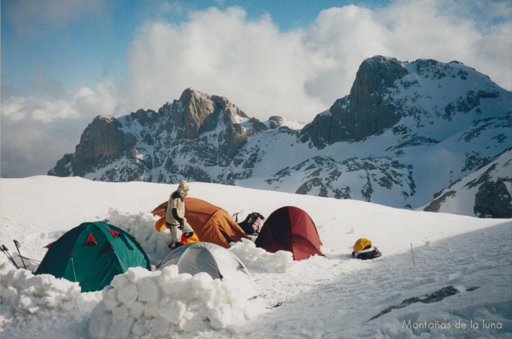 El campamento con Antonio Manzanera deambulando, detrás la Torre del Hoyo Oscuro a la izquierda y el Pico San Carlos a la derecha