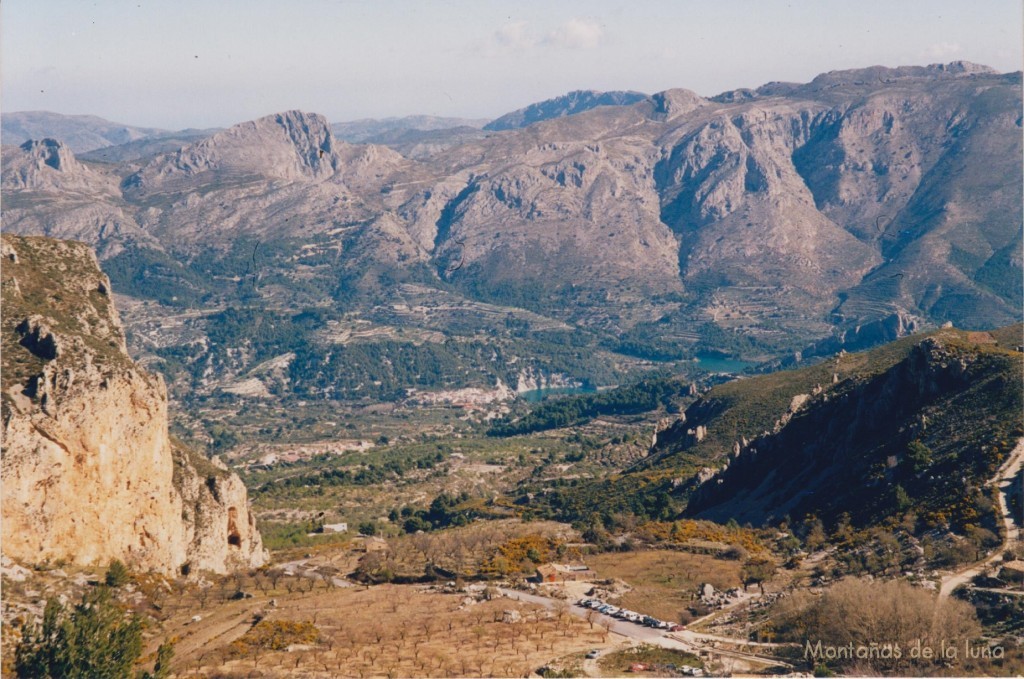 Abajo el parking de la Font del Partagat, en el centro las poblaciones de Benifato y Beniardá en las orillas del Pantano de Guadalest. Arriba a la izquierda el Castellet de Serrella, a la derecha la Sierra de L'Aixortà con el Cerro de Los Parados o Penya Alta lo más alto a la derecha, al fondo en el centro el Cocoll