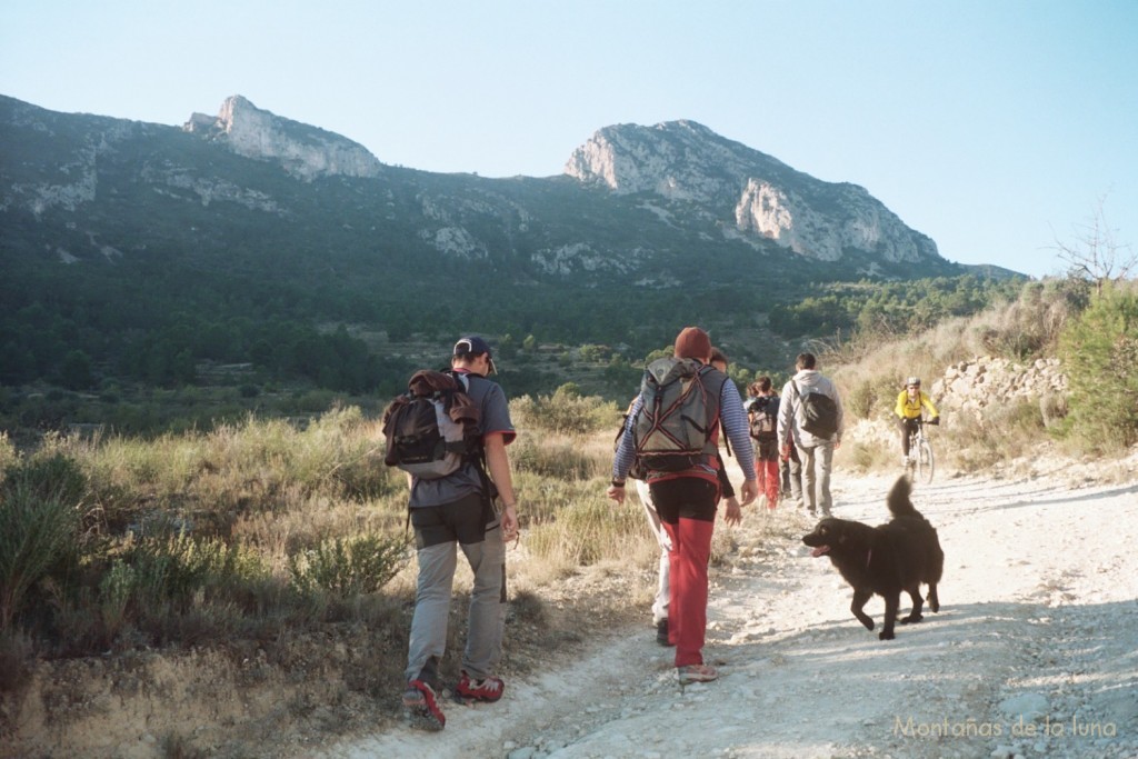 Camino de la Peña de La Mina, dicho pico enfrente