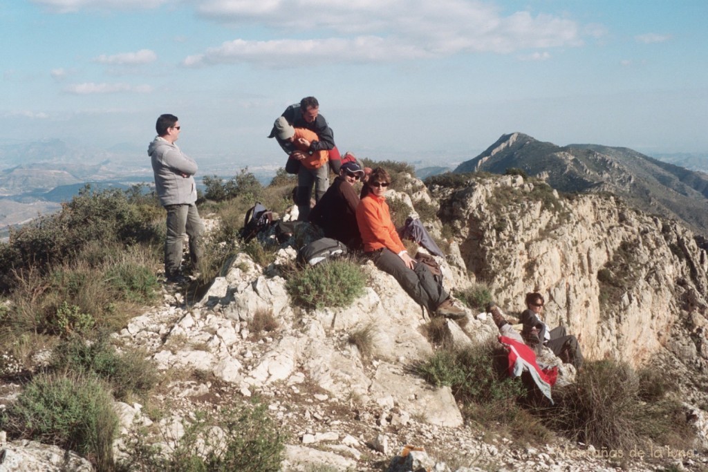 Cima de la Peña Gorda, 1.099 mts., mirando Javi y Chus, detrás a la derecha le Peña de La Mina