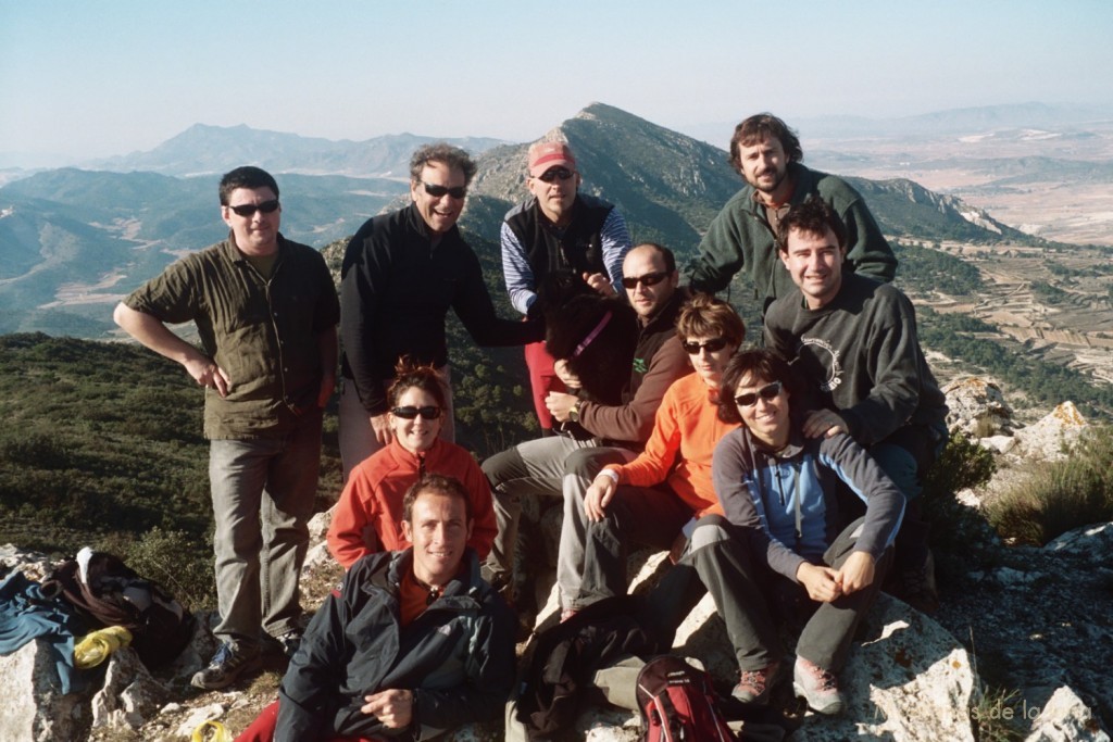 De izquierda a derecha: profesor de inglés de David, Adrián, Oli, Antonio Cuartero, amigo de Oli, Javi, Chus Zaida, David y Joaquín, en la cima de la Peña de La Mina, 1.053 mts. detrás la Peña Gorda y al fondo izquierda la Sierra de Barinas y La Pila la más alta