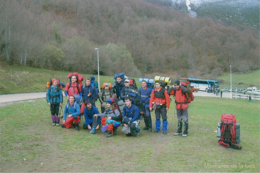 De izquierda a derecha y arriba a abajo, el grupo que subirá a Cabaña Verónica: Sara, Miguel Ángel Sala, Antonio Cuartero, Horacio, Manolet, Zaida, Paloma, Antonio Manzanera, Javi, Joaquín, Agustín, Trino y David