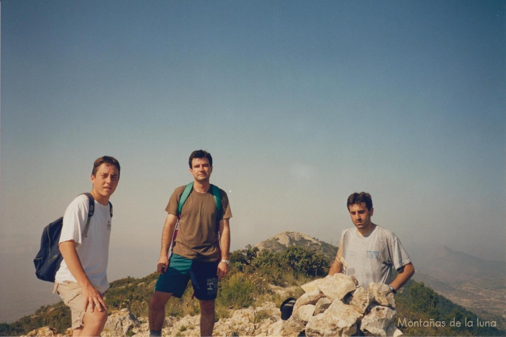 En el centro Joaquín y a la derecha Juanma Manzanera en la cima del San Yuri, 803 mts.. Detrás queda la cima del San Cayetano