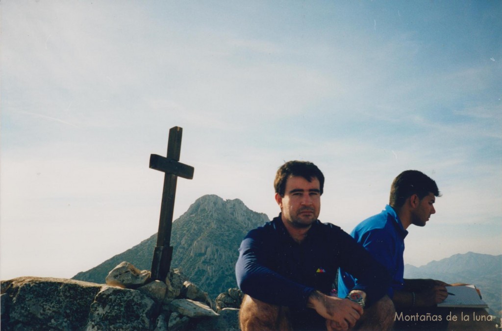 Joaquín mirando a la cámara y Quique, en la cima del Ponoch, 1.183 mts., detrás el Puig Campana