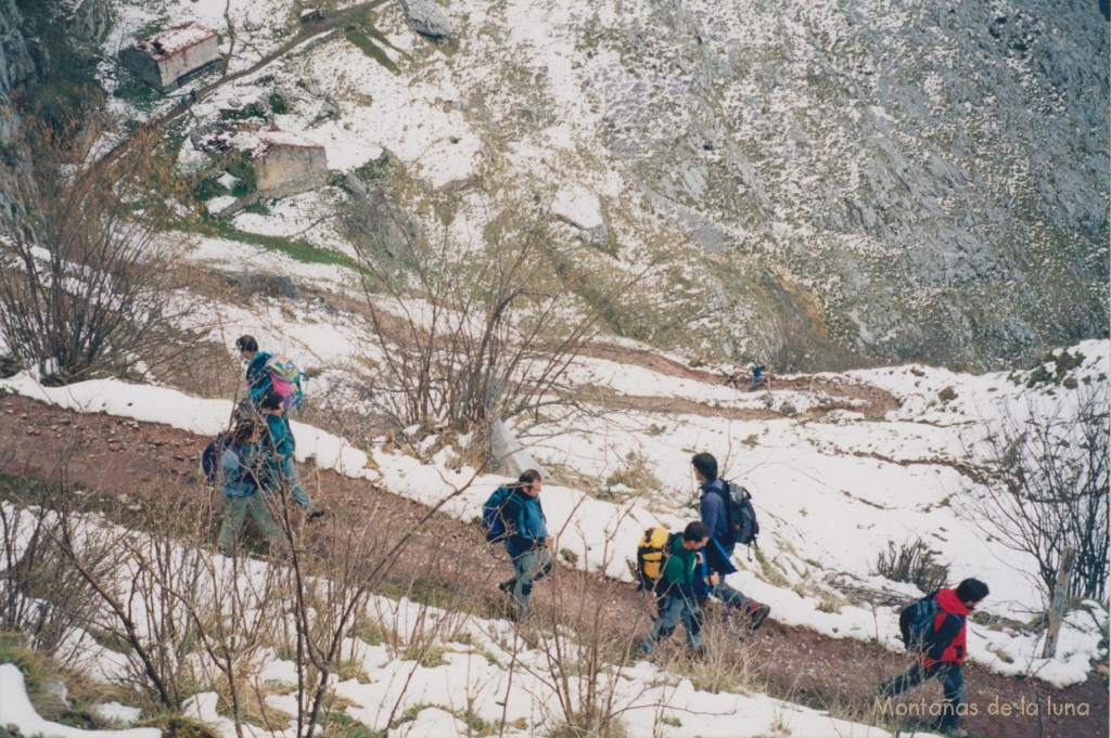 Marcha de vuelta por el mismo camino, abajo los Invernales de Prías de nuevo