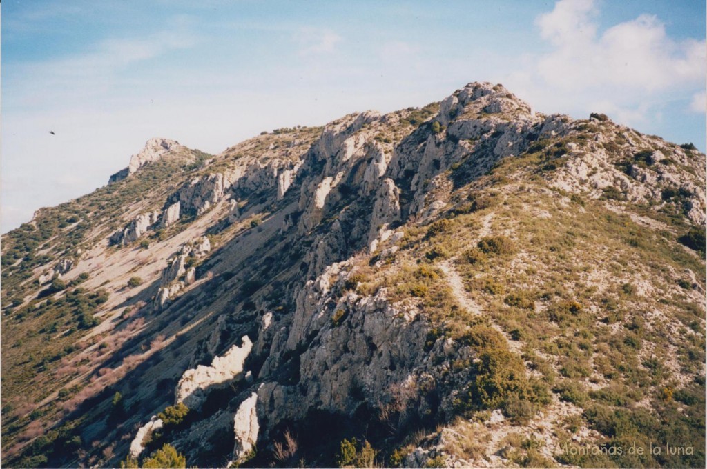 Senda que recorre el cordal cimero del Morro de La Serrella, dejando a la izquierda El Recingle Alt o El Serrella