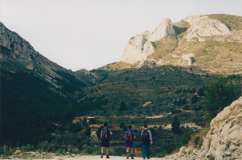 Subiendo al Coll del Llamp, delante las paredes del Cabal (Sanchet)