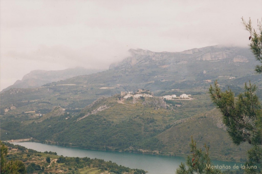 Abajo queda el Embalse de Guadalest, en el centro Castell de Guadalest y arriba en el centro y derecha, Sierra Aitana