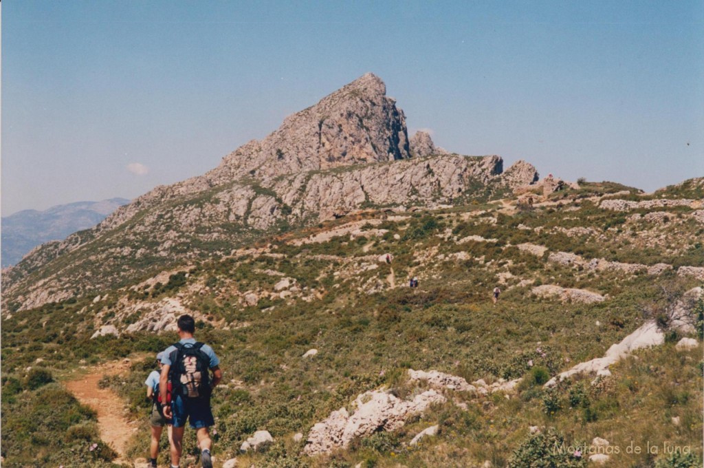 Acercándonos al Fort de Bèrnia, delante escarpes cercanos al Coll de l'Orenga