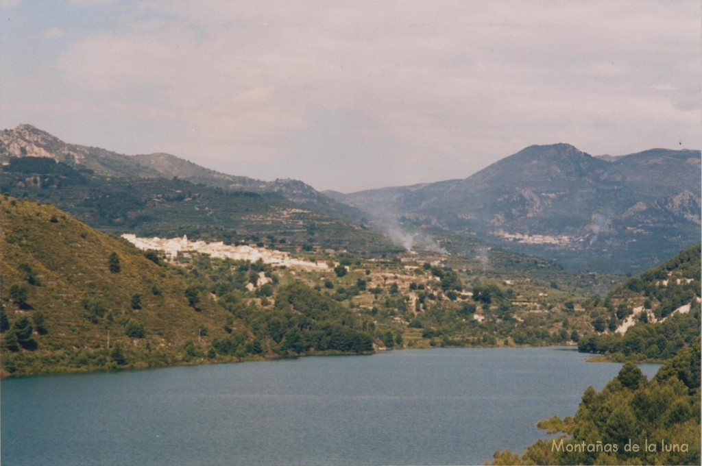 Al otro lado del embalse Beniardà y Abdet al fondo