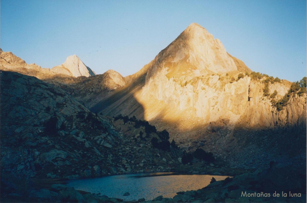 Amanece en el Ibón de La Renclusa o Paderna bajo el Pico de Paderna, y al fondo la Tuqueta Blanca de Padera