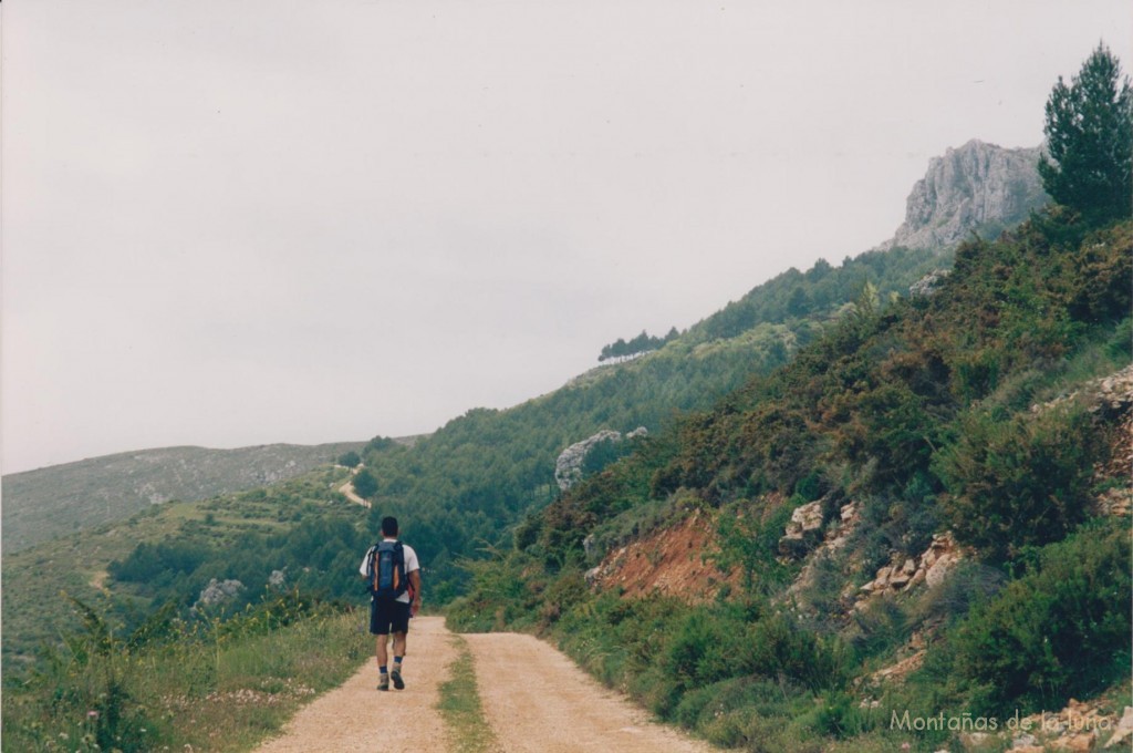 Camino cercano a la Font dels Teixos que sigue hacia el Morro Blau. Arriba a la derecha posiblemente Els Parats