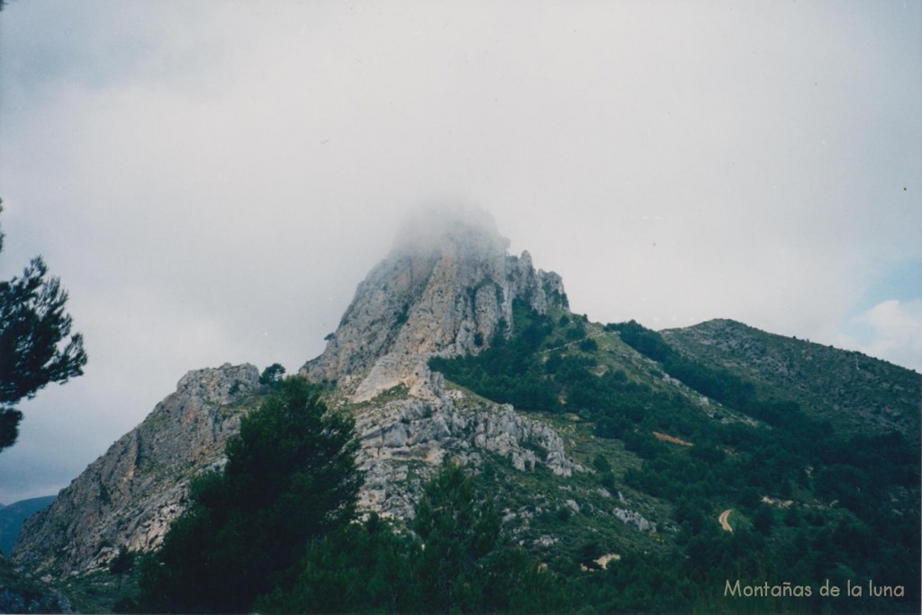 Castellet de Serrella cubierto por la niebla