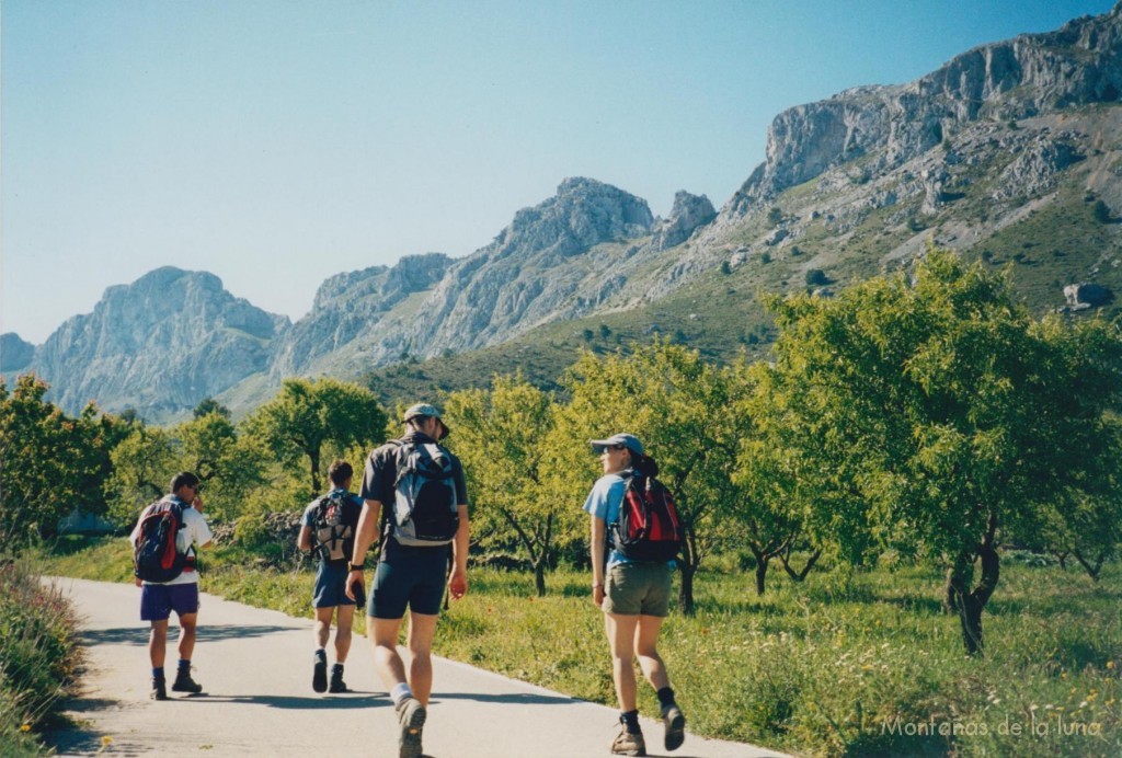 Delante Javi y Zaida camino de la Font de Bèrnia, saliendo de Cases de Bérnia, delante la Sierra de Bèrnia