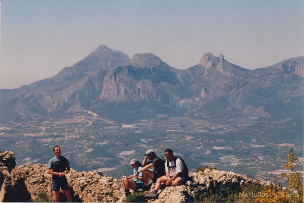 Entre los muros del Fort de Bèrnia de izquierda a derecha: Antonio Cuartero, Zaida, Javi y Jesús, al fondo de izquierda a derecha: Puig Campana, Ponoch y la doble cima crestada del Cabal o Sanxet