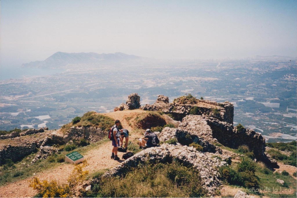 Fort de Bèrnia, al fondo la Serra Gelada y Altea en el centro