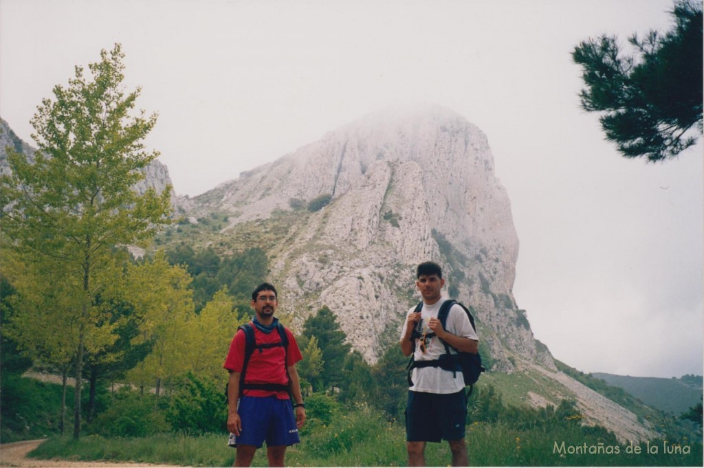 Jesús y Quique entrando a la Font dels Teixos, detrás queda la mole del Penya Alta o Cerro de Los Parados