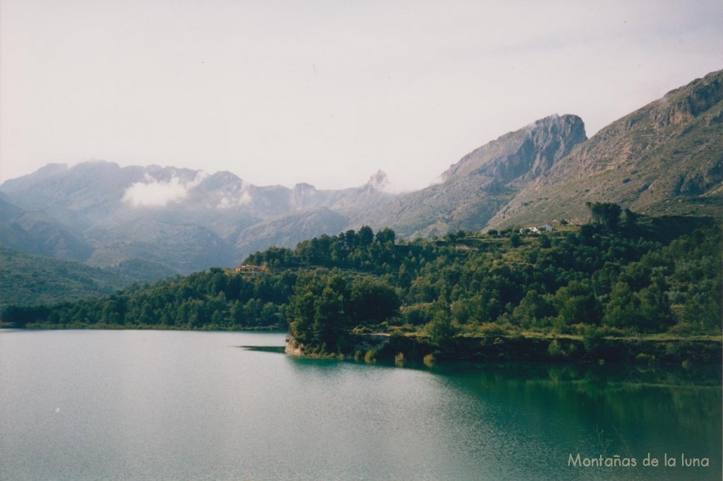 Llegando a la presa del Embalse de Guadalest, de nuevo al fondo quedan las laderas de La Mallada del Llop en La Serrella con el Castellet de Serrella a la derecha